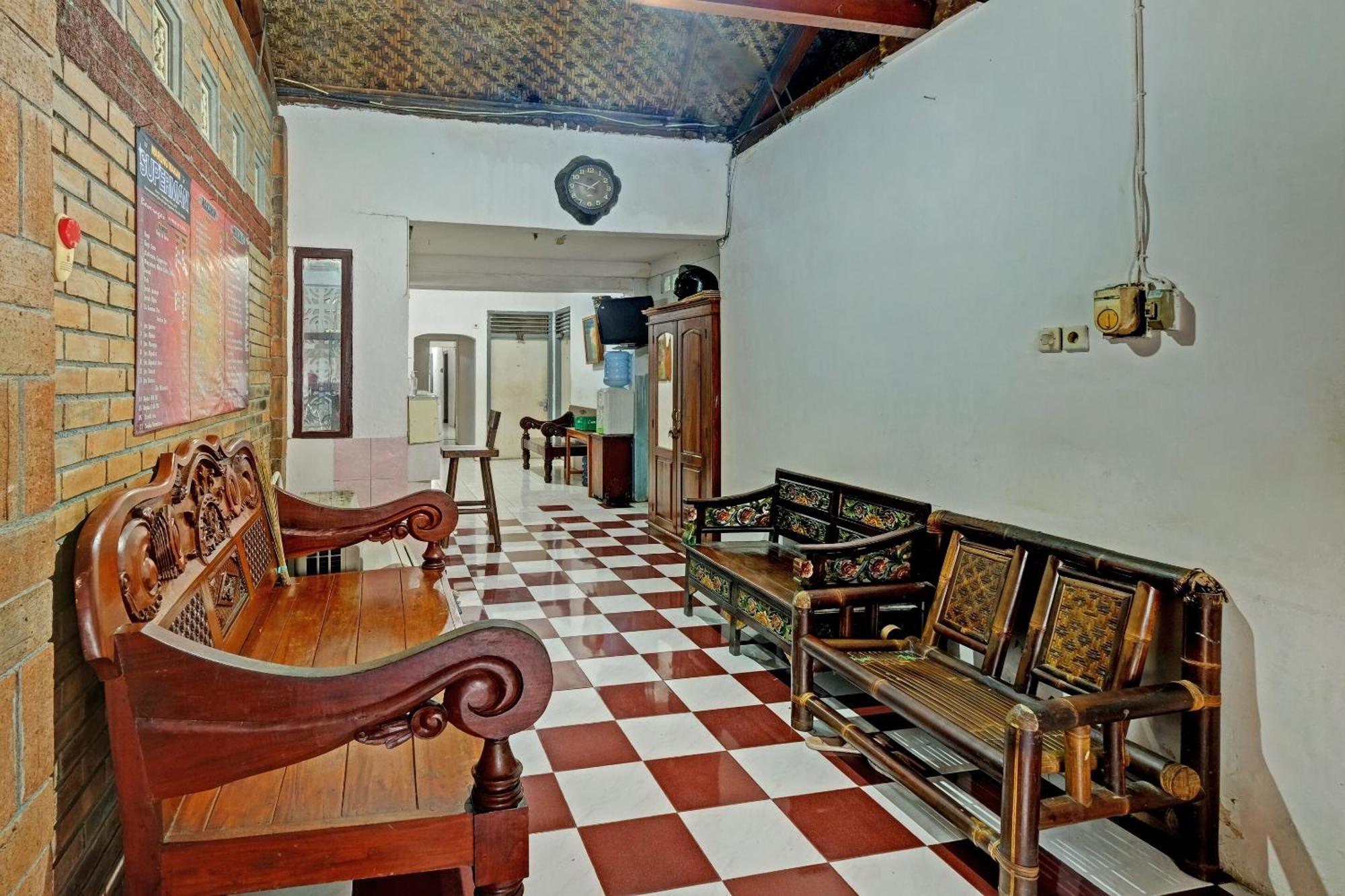 Spot On 91915 Homestay Superman Yogyakarta Eksteriør billede