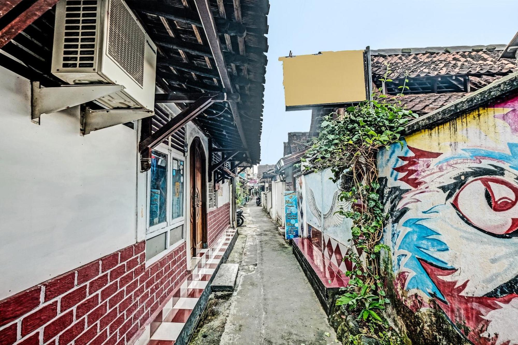 Spot On 91915 Homestay Superman Yogyakarta Eksteriør billede